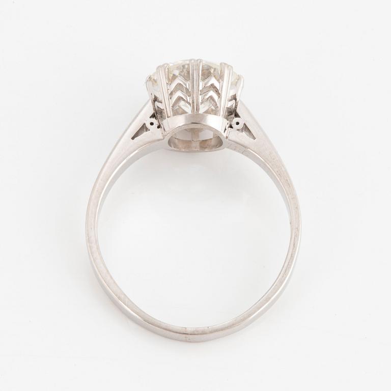 Ring 18K vitguld med en rund briljantslipad diamant vikt 2.07 ct enligt gravyr kvalitet ca G/H vs.