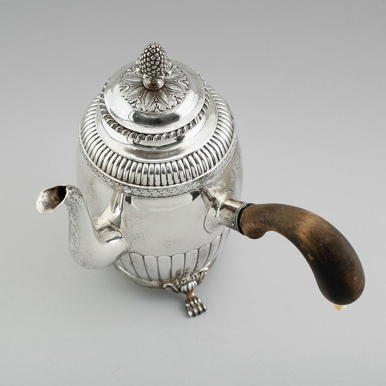 KAFFEKANNA, silver, Johan Petter Grönvall, Stockholm 1834. Vikt ca 679 gram.