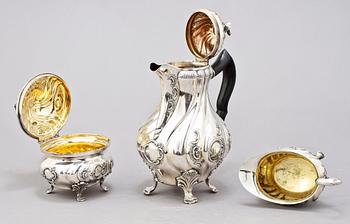 KAFFESERVIS, 3 delar, silver, C G Hallberg, rokokostil, 1951. Ca 1350 g.