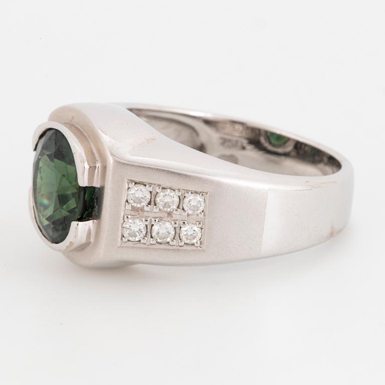 18K white gold and green sapphire och brilliant-cut diamond ring.