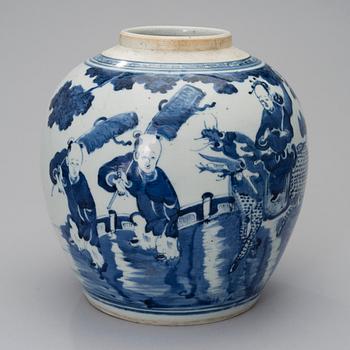 A CHINESE PROCELAIN JAR, 18th century.