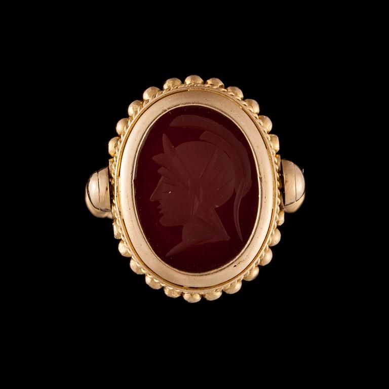 RING, 18K guld, graverad karneol. Vikt ca 11,1 g.