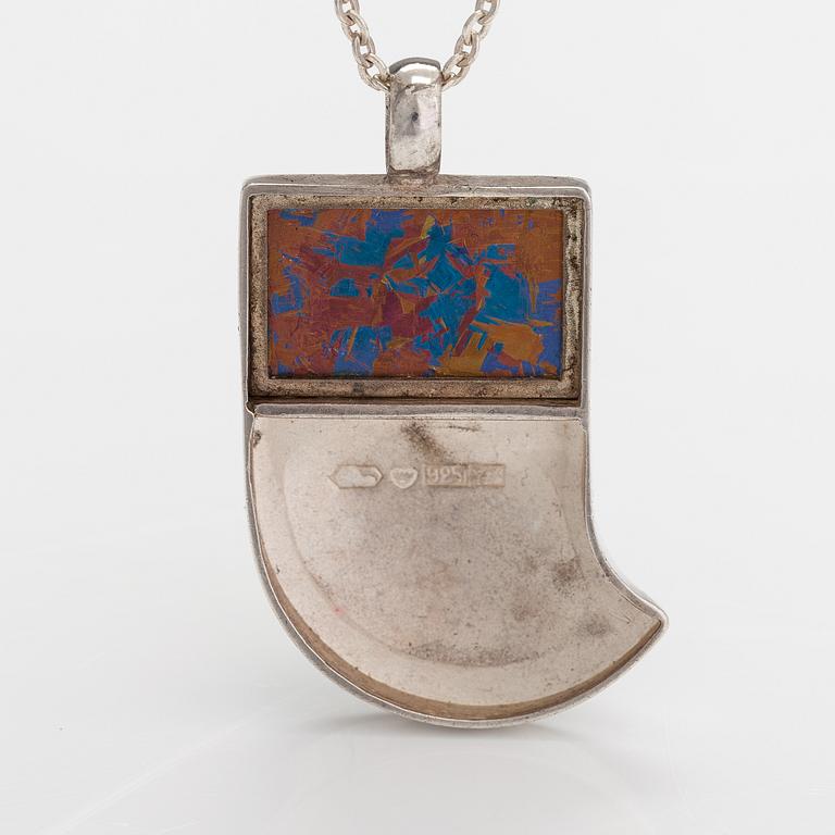 Nanny Still, Halsband, sterlingsilver, titan. Kultakeskus, Tavastehus 1976.