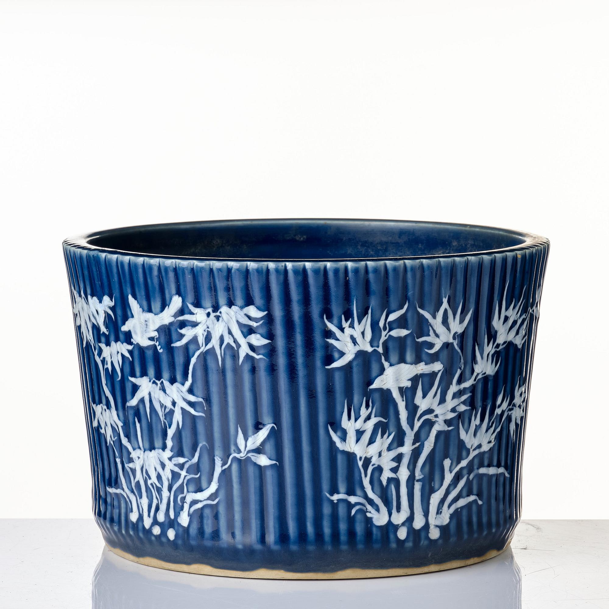 A large slip decorated flower pot, Qing dynasty, 19th Century.