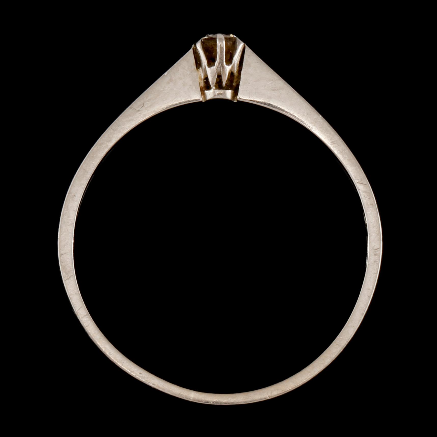 RING, 18k vitguld med briljantslipad diamant, 0.15 ct, Trege Guldsmedsaktiebolaget, Göteborg, 1948. Vikt 1 g.