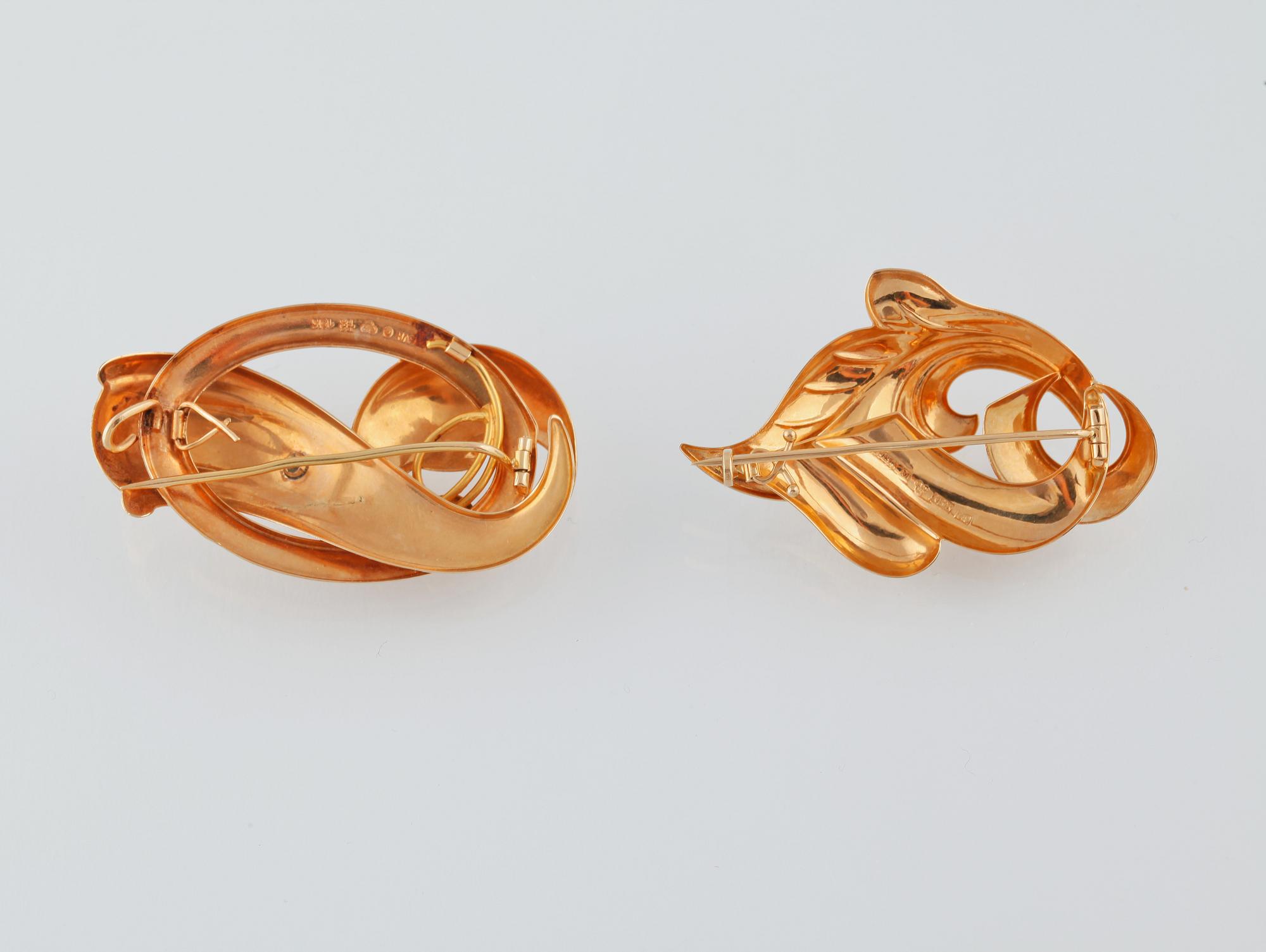 BROSCHER, 2 st, 18K guld, Gustav Dahlgren & Co Malmö, 1957 respektive Guldvaruhuset, Köping. Vikt 11,4 gram.