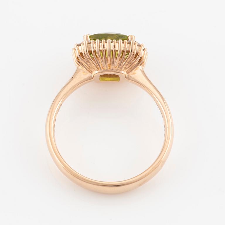 Ring in 18K gold with a faceted peridot and round brilliant-cut diamonds.