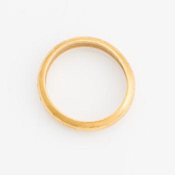 Ring, 23K gold, smooth.