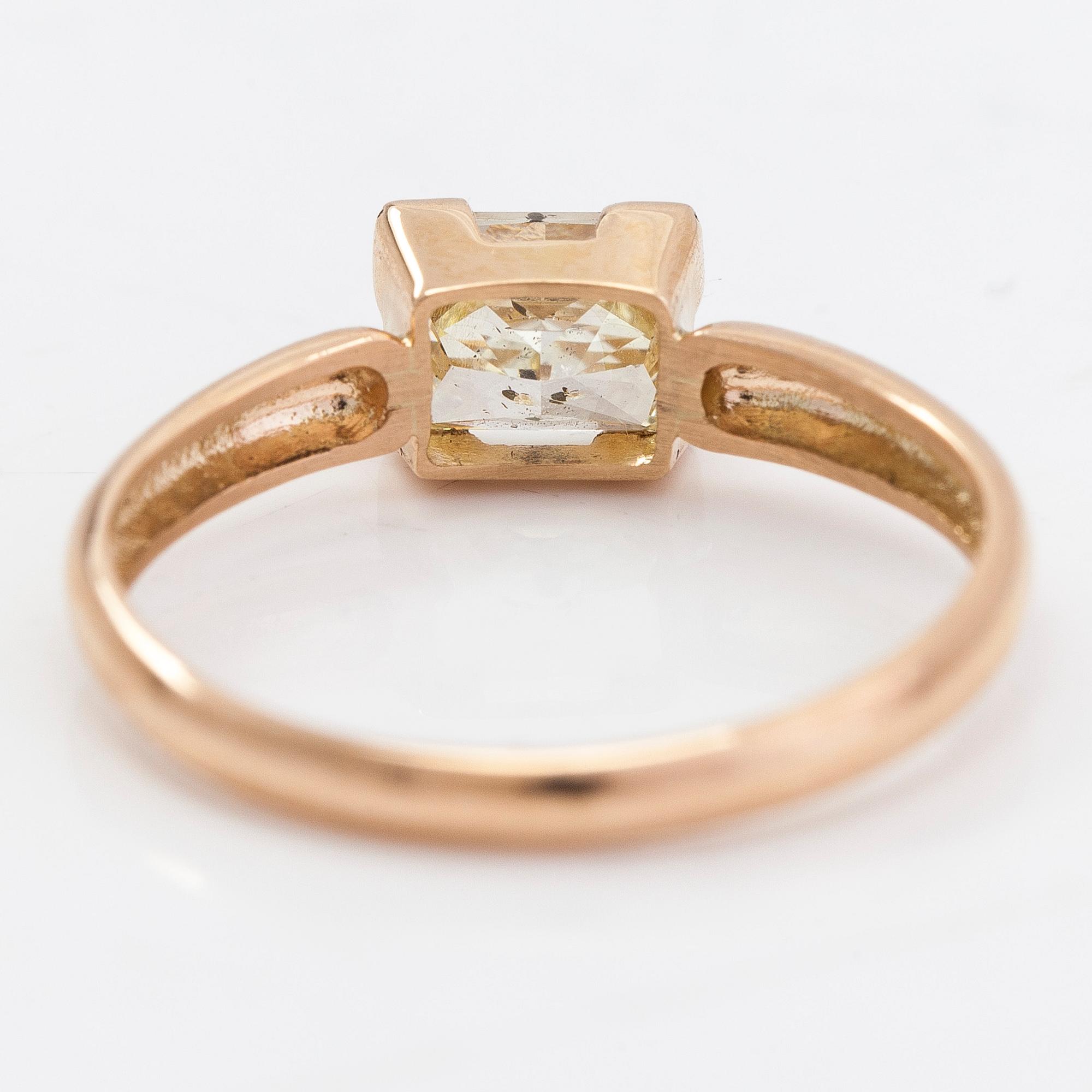 A 14K gold ring, with a rectangular modified princess-cut diamond approx. 1.00 ct. With IGI certificate.