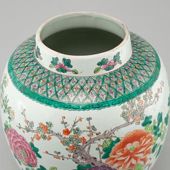 A porcelain jar with lid, China, 20th century.