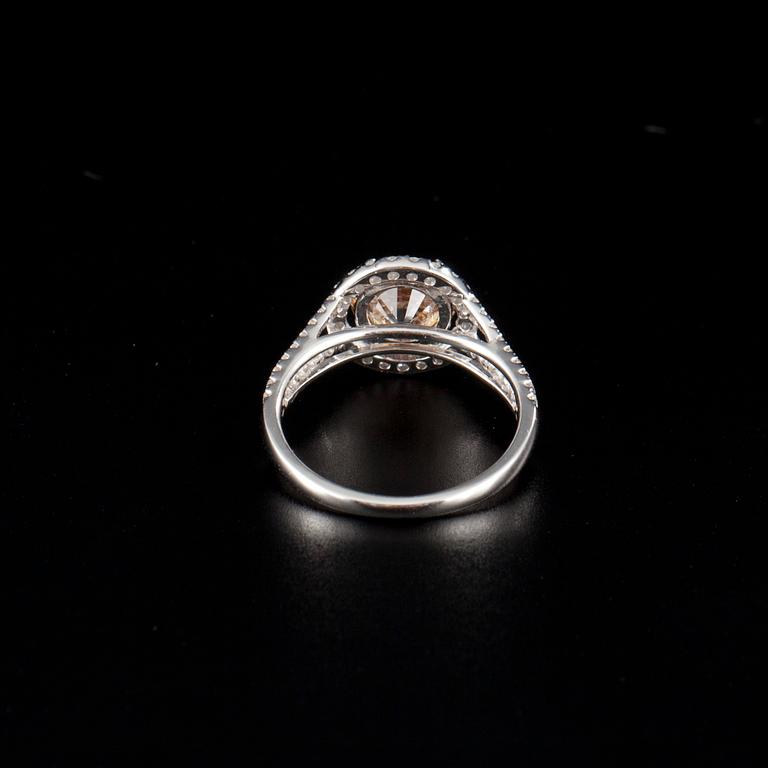 RING, 18K vitguld. Briljantslipade diamanter. Mittstenen "Fancy Brown" SI, 2.05 ct. Sidostenarna TW/vs-si 0.41 ct.