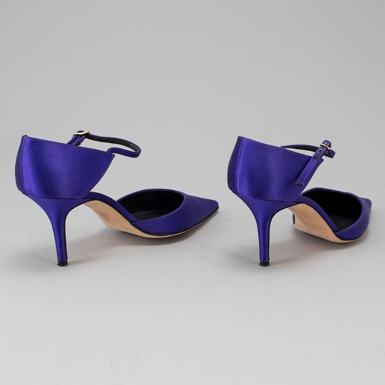 A pair of satin high heels by Manolo Blahnik, size 40.