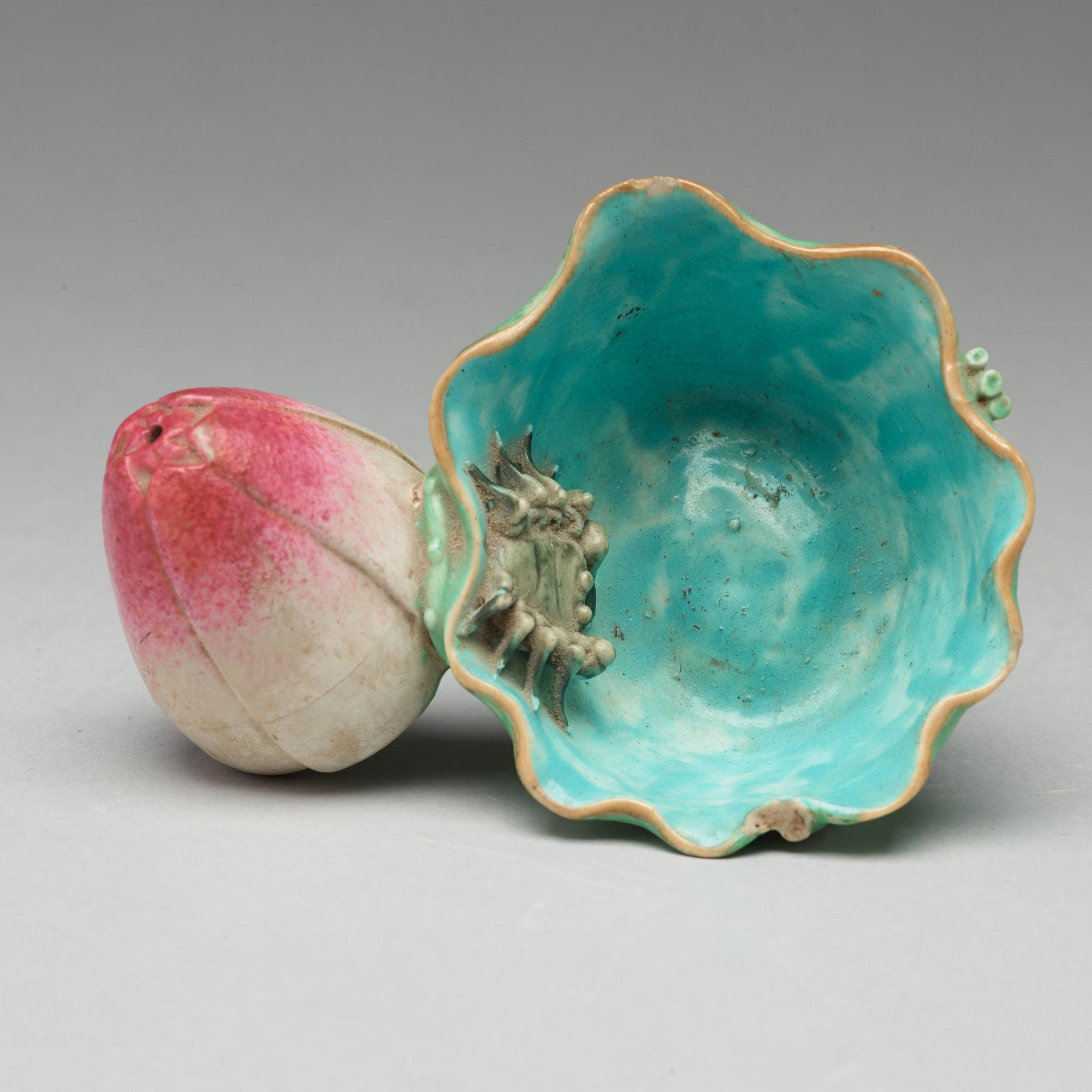 PENSELBAD med VATTENDROPPARE, porslin. Qing dynastin, 1800-tal.