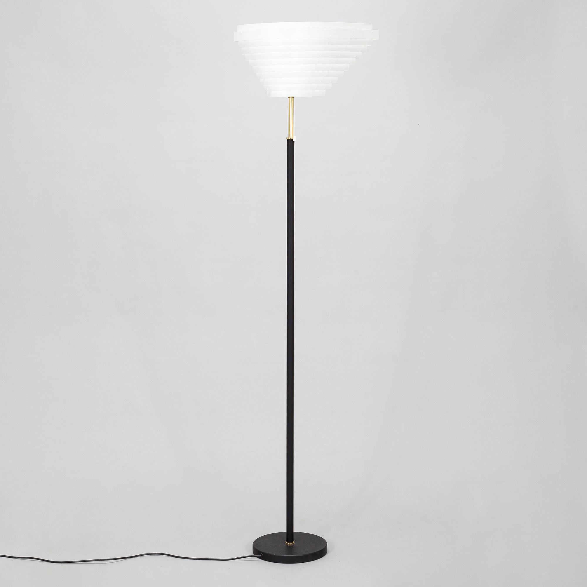Alvar Aalto, golvlampa A 805 "Änglavinge", Artek, 2000-tal.