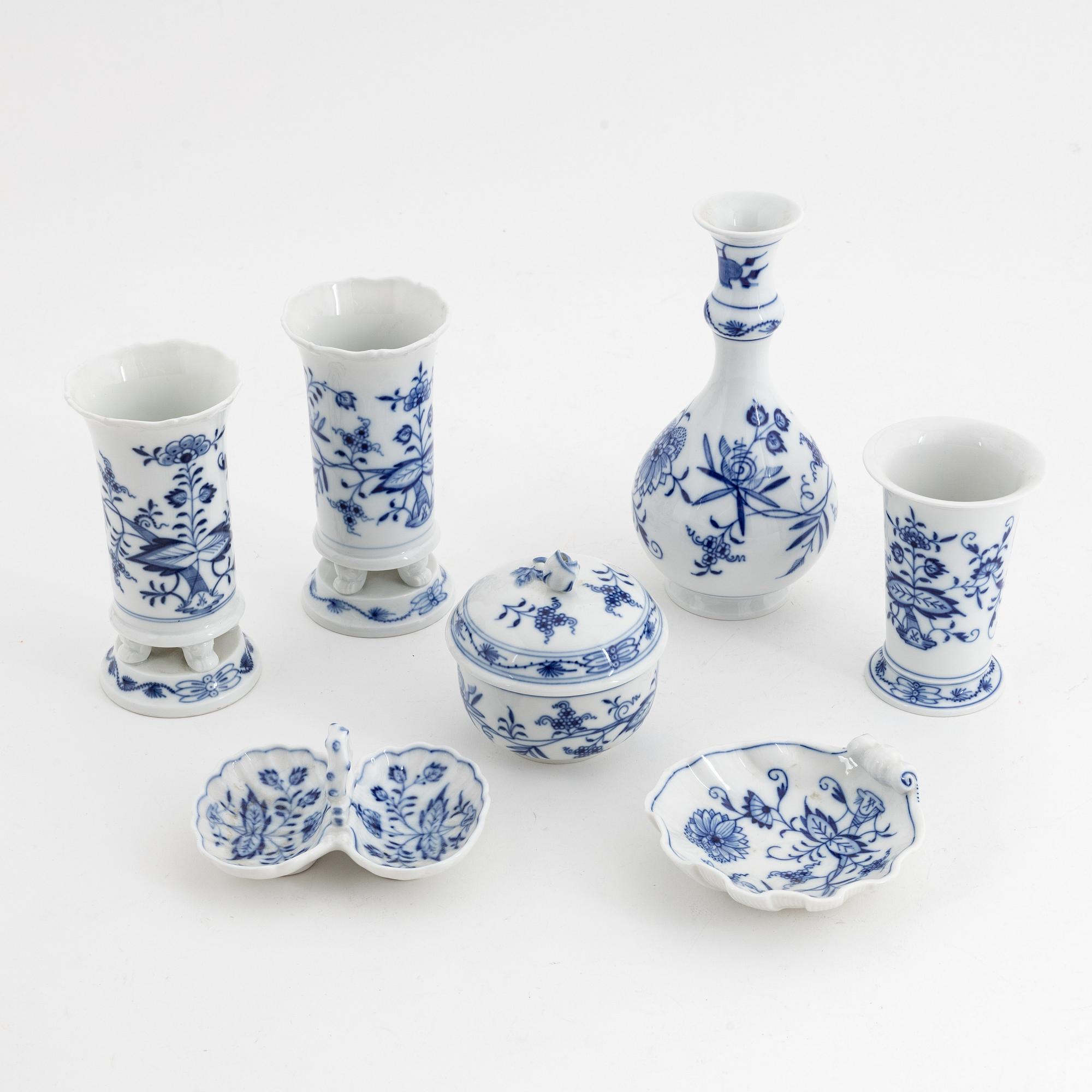 Servisdelar, 7 st, porslin,
"Zwiebelmuster/Lökmönstret", Meissen, 1900-talets första hälft.