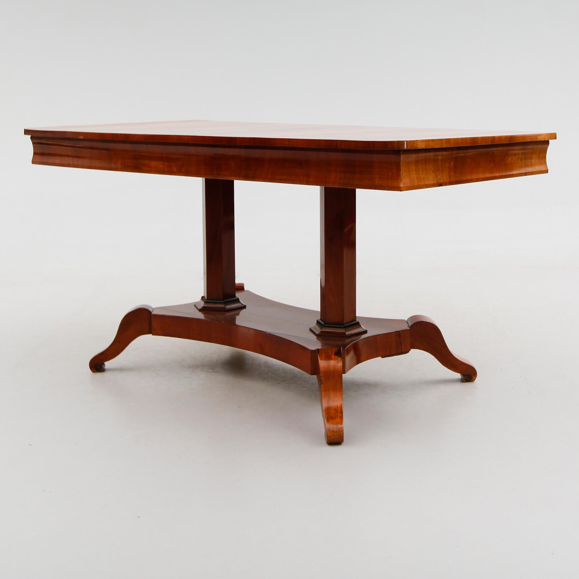 BIBLIOTEKSBORD / SALONGSBORD, 1800-talets andra hälft.