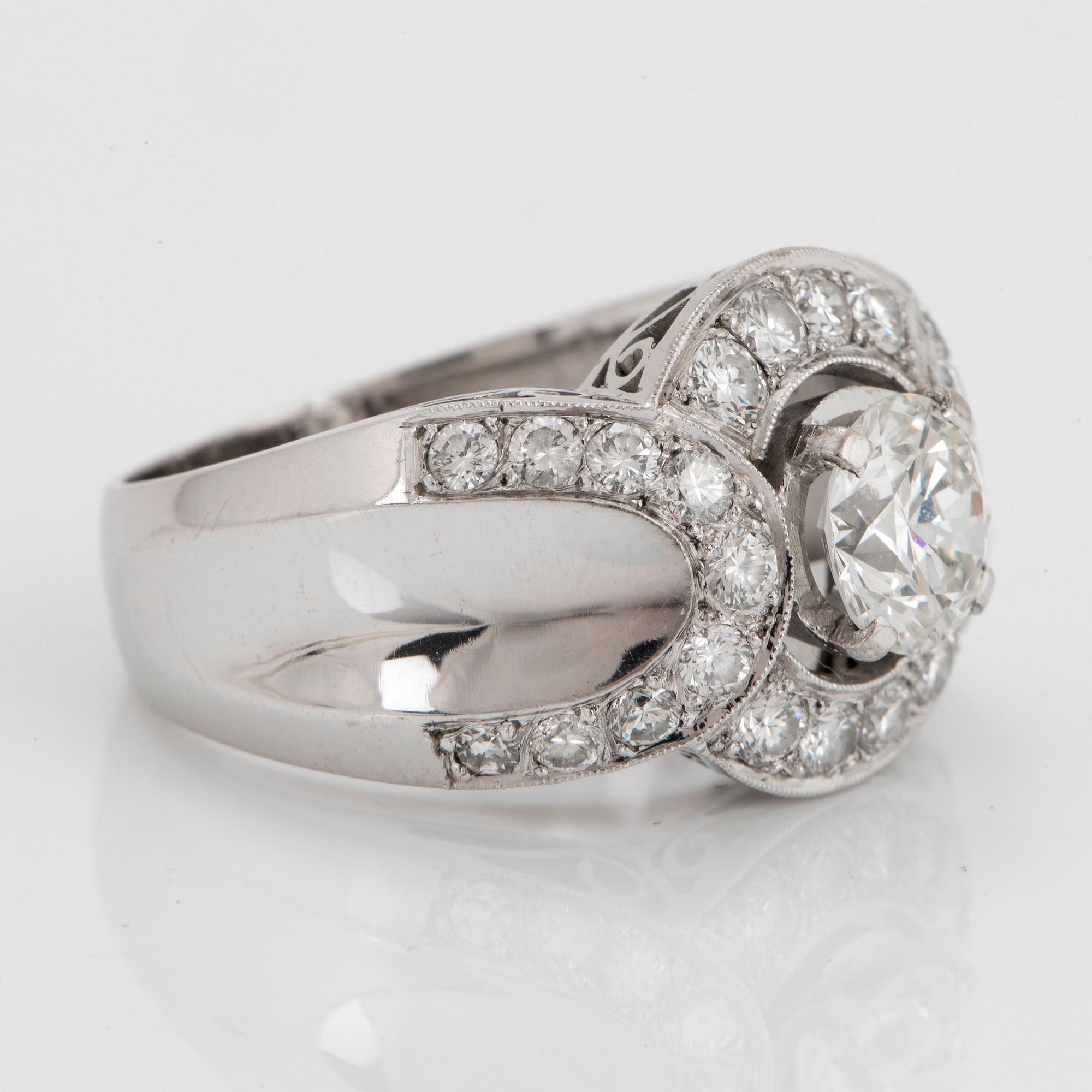 Ring 18K vitguld med runda briljantslipade diamanter totalvikt ca 1.50 ct.