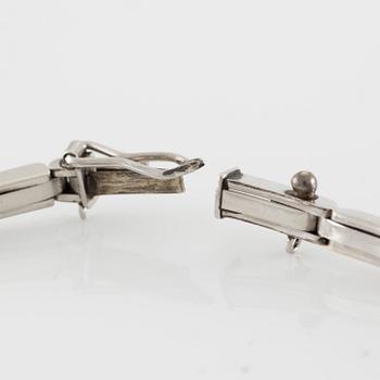 Bracelet, platinum with eleven brilliant-cut diamonds.