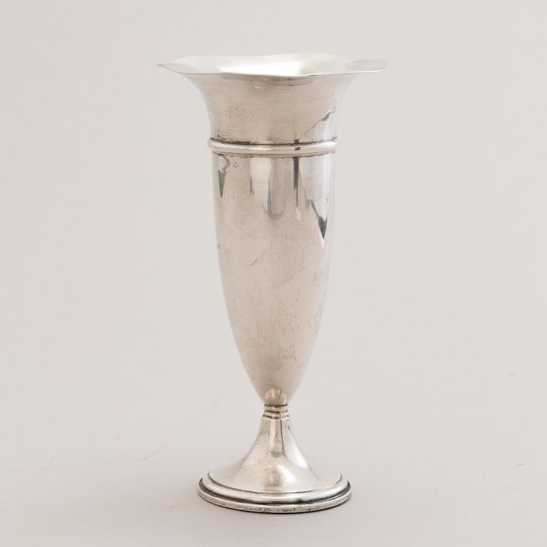 A sterling silver trumpet vase, mark of Preisner, Usa.