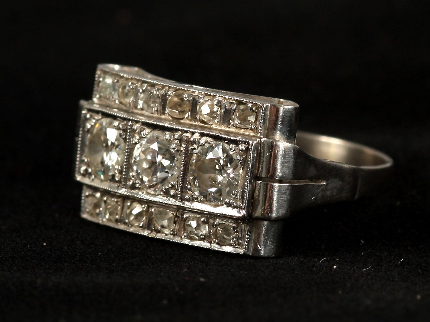 RING, 18K vitguld, 3 gammelslipade diamanter, tot ca 0,70 ct, samt rosenstenar.