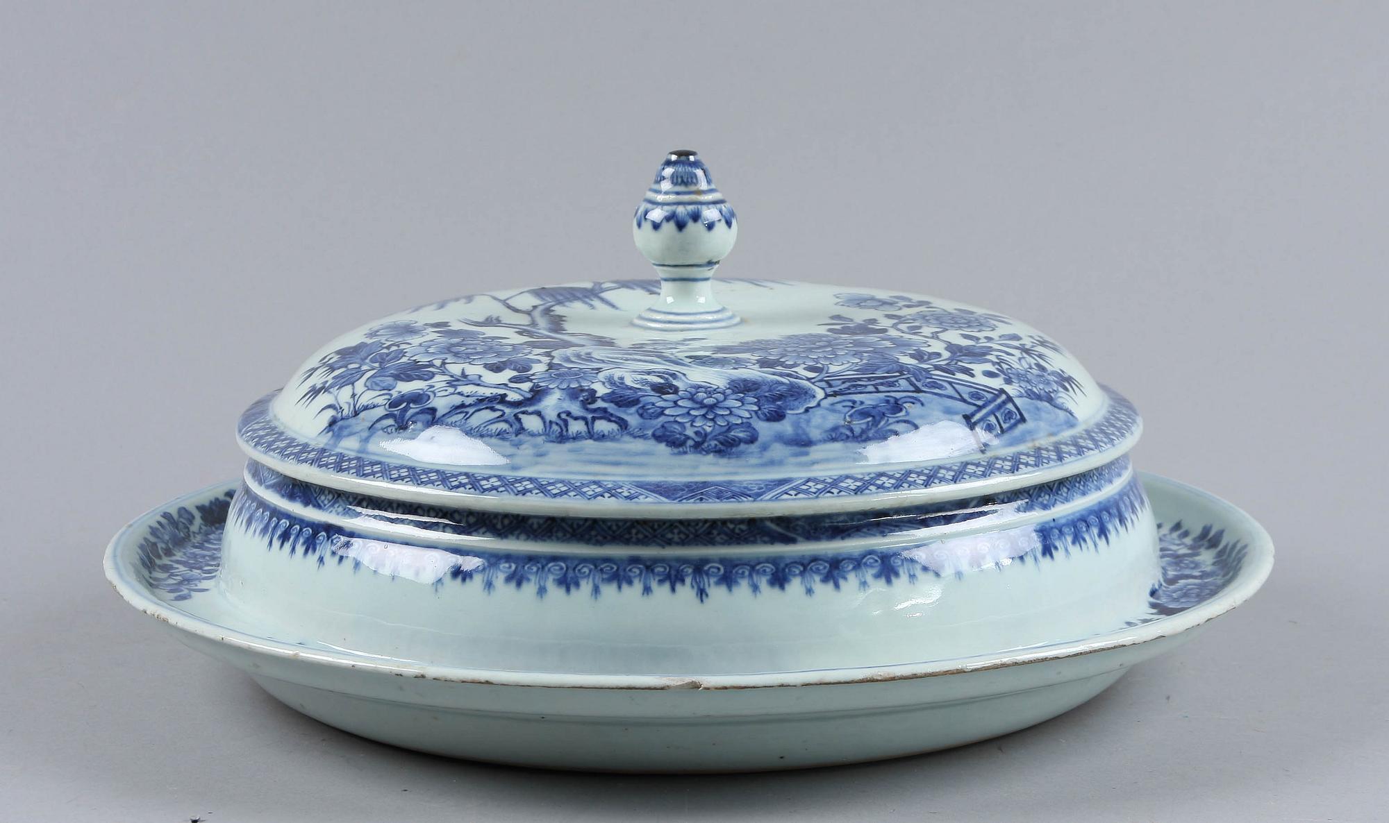 TERRIN med LOCK, porslin. Qing dynastin, Qianlong (1736-95).