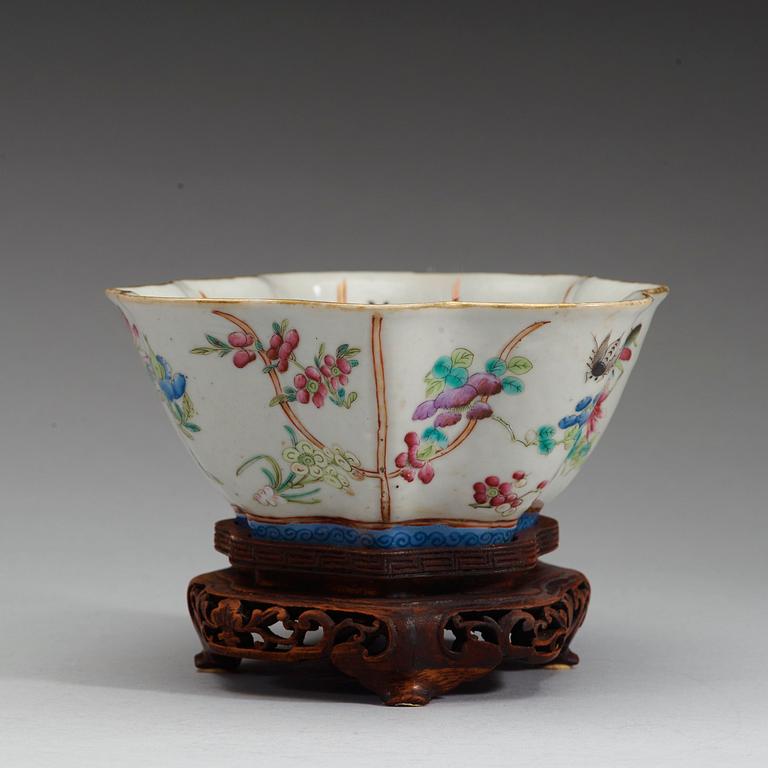 A leaf shaped famille rose bowl, late Qing dynasty. With Tongzhis seal mark in red.