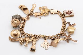BRACELET with charms, 18K gold, approx 17,5 x 0,5 cm, 35,3 g.
