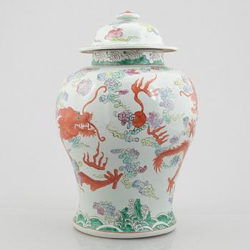 A porcelain urn with cover, China, late 20th century.