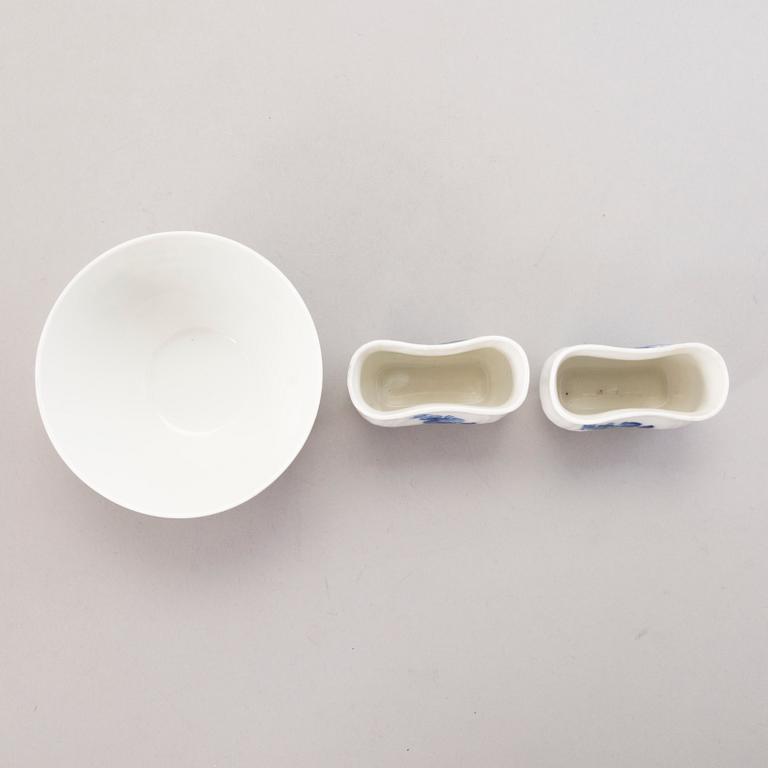ROYAL COPENHAGEN, A 40-piece set of 'Blå Blomst" tablewear, second half of the 20th century.