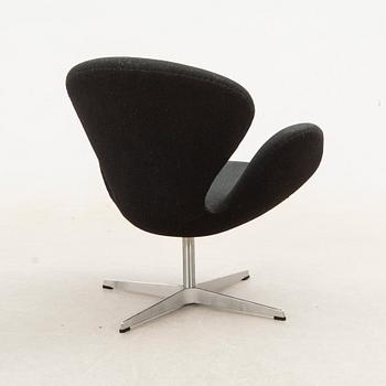 Arne Jacobsen, fåtölj, "Svanen", designad av Fritz Hansen, Danmark, 2002.