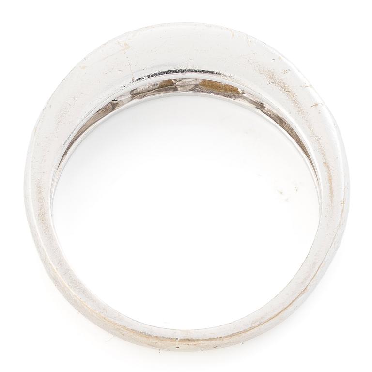 Ring, 18K white gold with princess-cut diamonds.