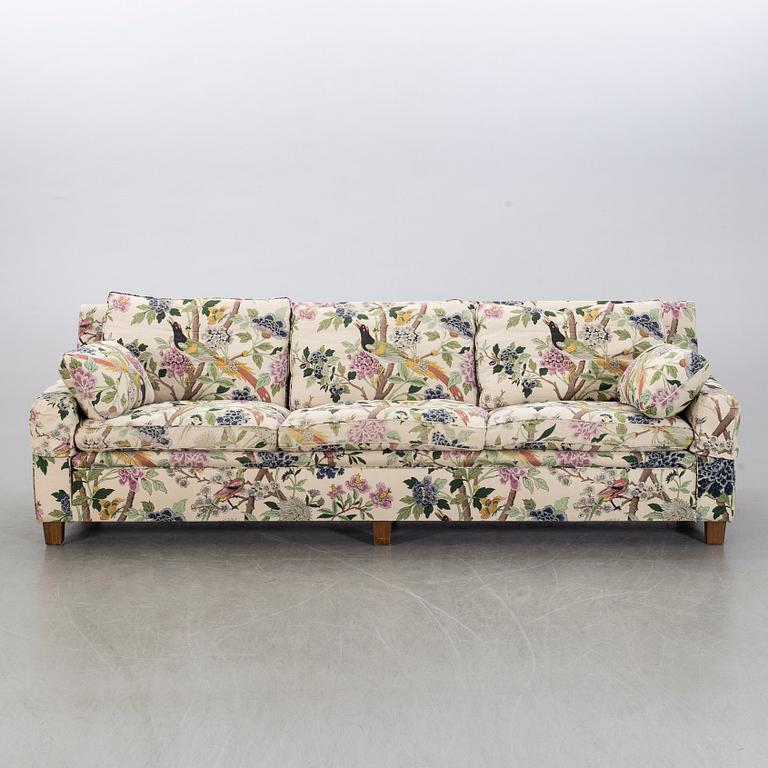 SOFFA, 1900-talets andra hälft, blommigt tyg av GP & J Baker "Hydrangea bird".