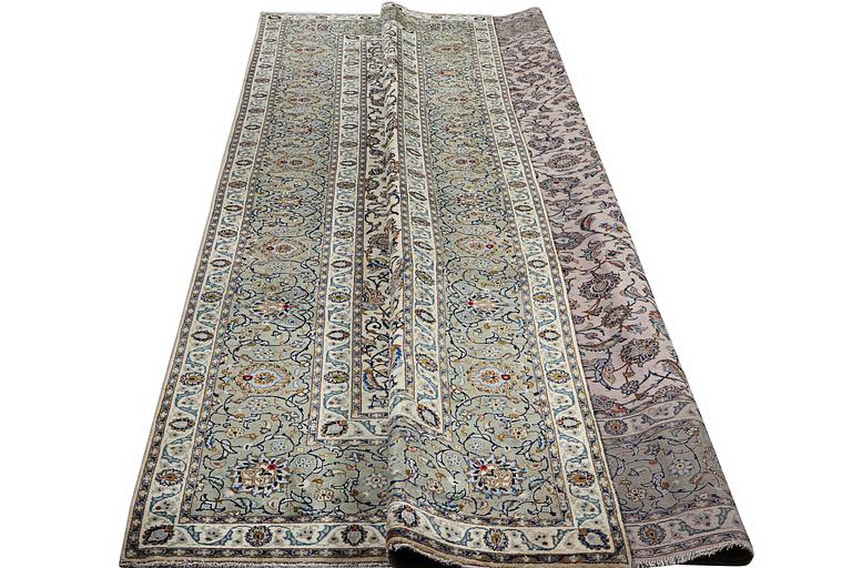 A Kashan carpet, c. 400 x 280 cm.