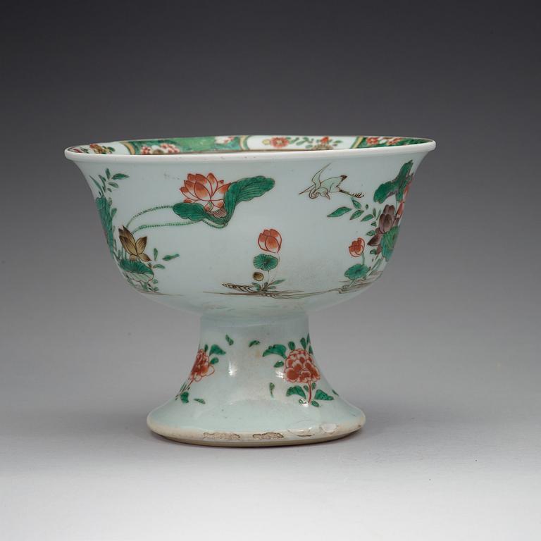 SKÅL på FOT, porslin. Qingdynastin, Kangxi (1662-1722).