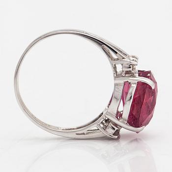 Ring, 18K vitguld, med en fasettslipad rubin och diamanter ca 0.18 ct totalt.