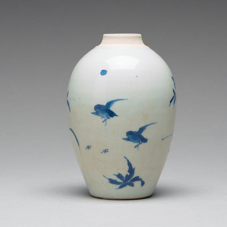 A blue and white transitional vase, 17th Century.