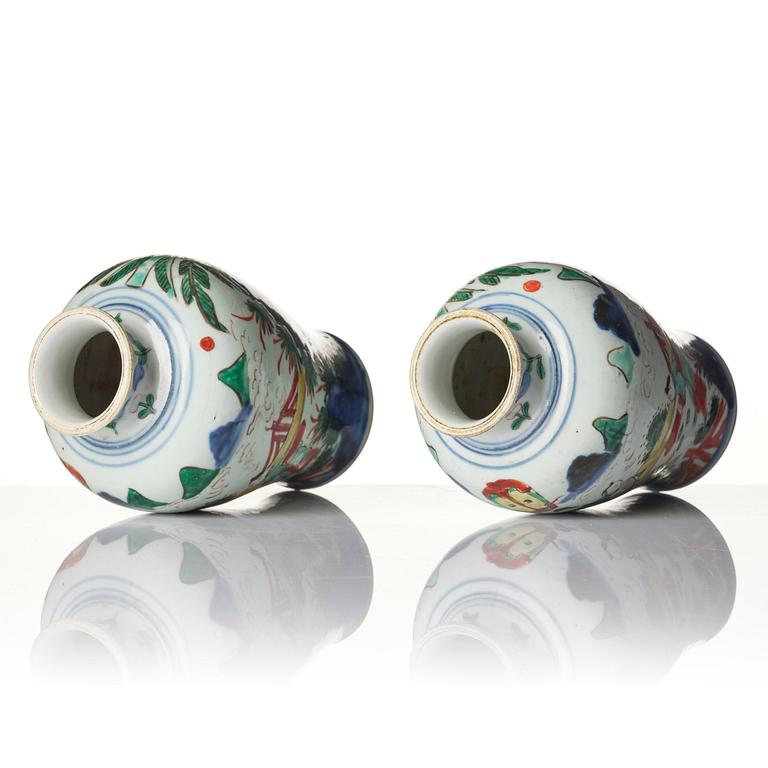 A pair of wucai decorated vases, Transition, 17th century.