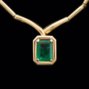 A NECKLACE, facetted emerald, 18K gold. A. Tillander, Helsinki Finland 1992.