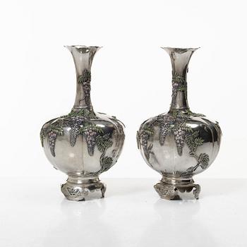 Vaser, ett par, silver, Japan, Meiji (1868-1912).