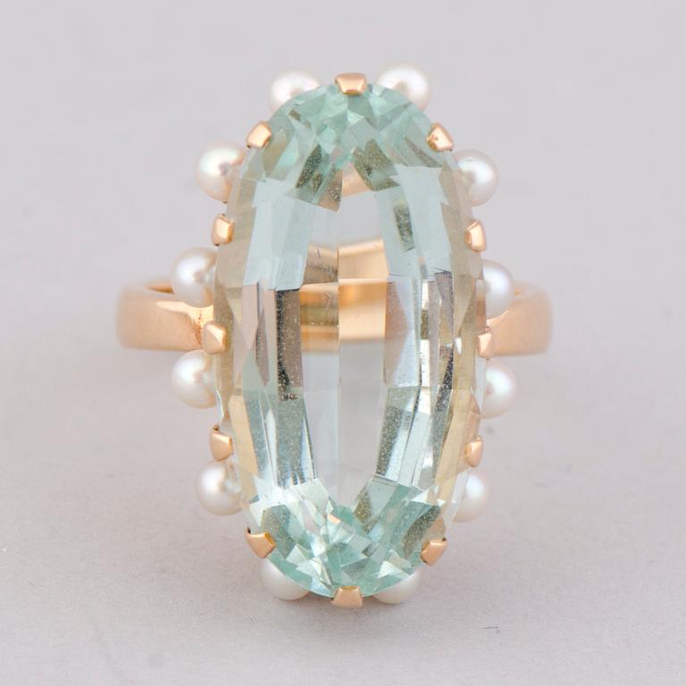 A RING, facetted aquamarine, cultured pearls, 14K gold. Veljekset Sundqvist, Helsinki 1963.