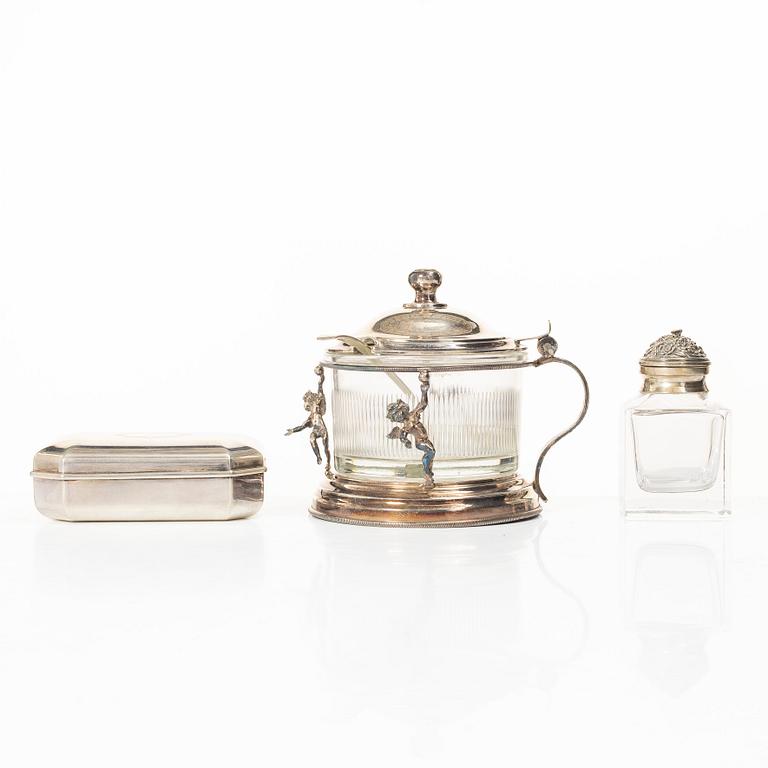 Sockerskål med lock, bläckhorn samt ask, silver och glas resp silver, 1900-tal, bl a Italien.