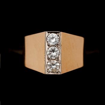 RING, 18 k, med 3 vita stenar. Vikt 4 g.