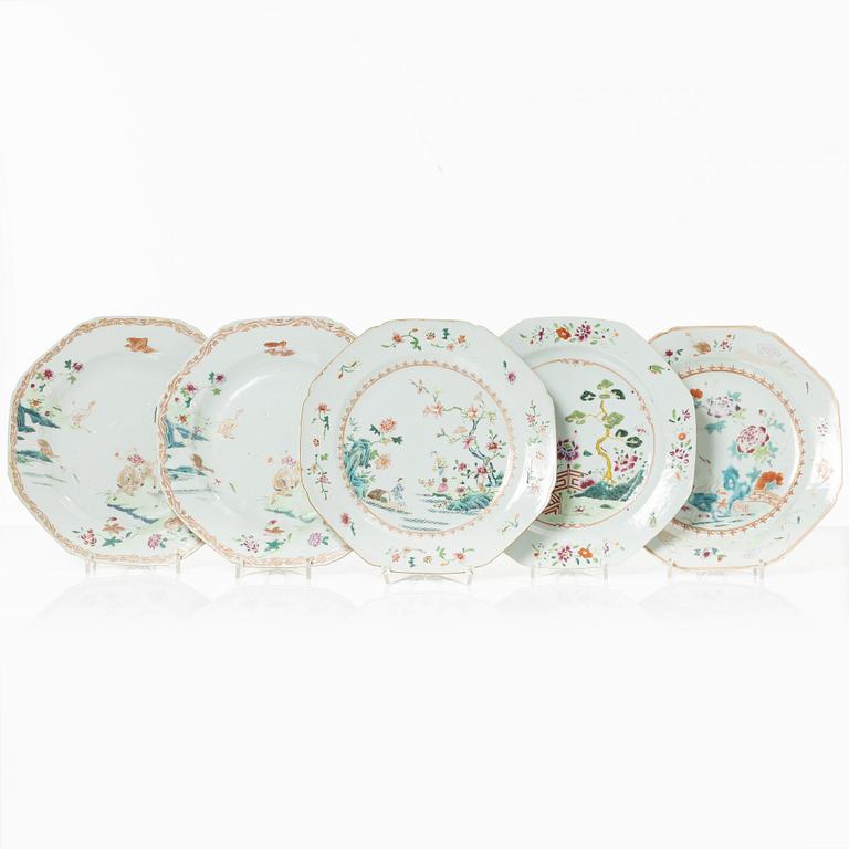 Tallrikar, fem stycken, porslin, Kina, Qingdynastin, 1700-tal.
