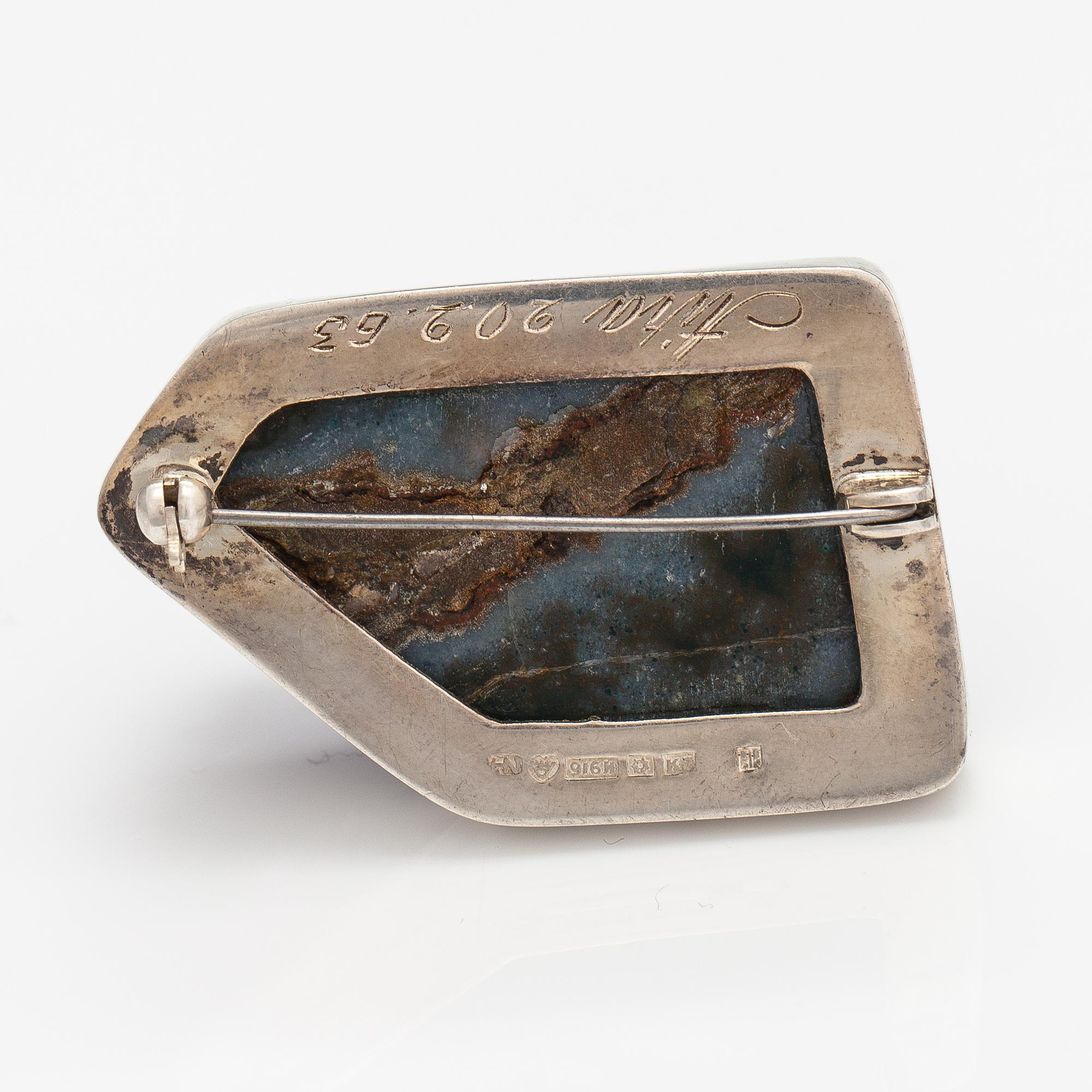 Helge Narsakka, A silver brooch with an amethyst. For Kaunis Koru. Lahti 1963.