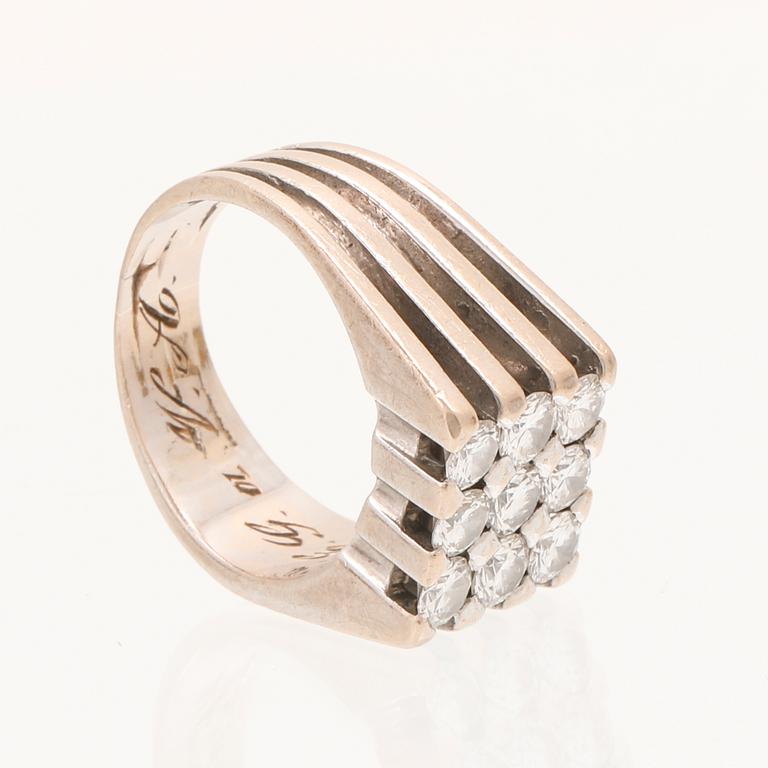 A 21K white gold ring with round briliant cut diamonds.