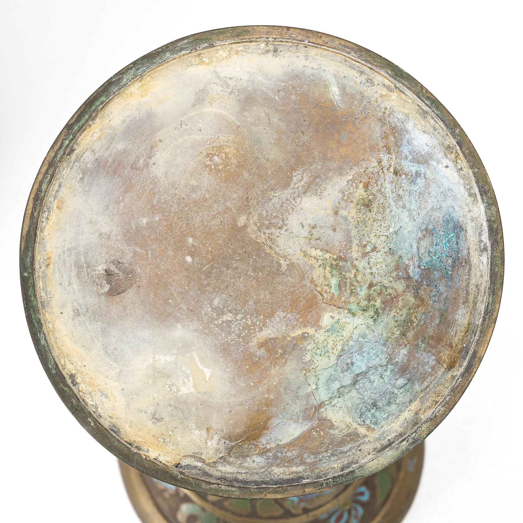 Ytterfoder med piedestal, cloisonné på mässing, Kina, omkring 1900.