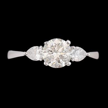 RING, 18K vitguld, diamanter tot ca 1.32 ct.