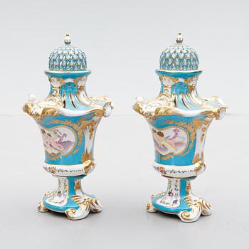 LOCKURNOR, 1 par, porslin, Sévresliknande märke, 1900-talets andra hälft.