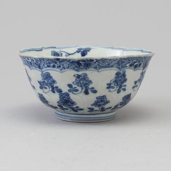 A blue and white bowl, Qing dynasty, Kangxi (1662-1722).