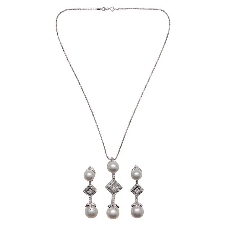A SET OF JEWELLERY, pendant + earrings. 18K white gold. Diamonds of different shapes c. 3.00 ct. Weight 37,6 g.